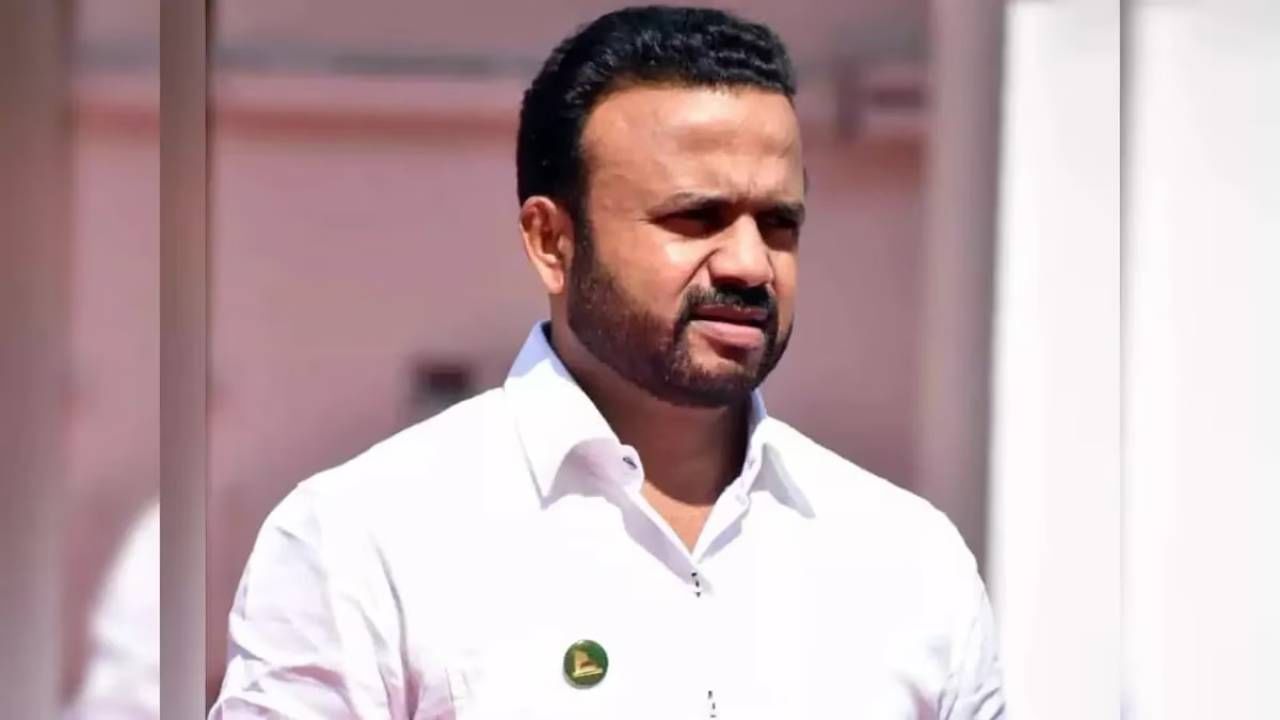 पुढे ते म्हणाले की, फलटण प्रकरणात सीसीटीव्ही फुटेज आहेत. तिन्ही मोबाईल जप्त करण्यात आले आहेत. कधी सुसाईड नोटवरील हस्ताक्षर तिचे नसल्याचे आरोप होतात. मग कुटुंबीय हे हस्ताक्षर तिचेच असल्याचं सांगतात. या जप्त केलेल्या तिन्ही मोबाईलमधील चॅटिंग बघितलं तर परिस्थिती खूप वेगळी आहे. 