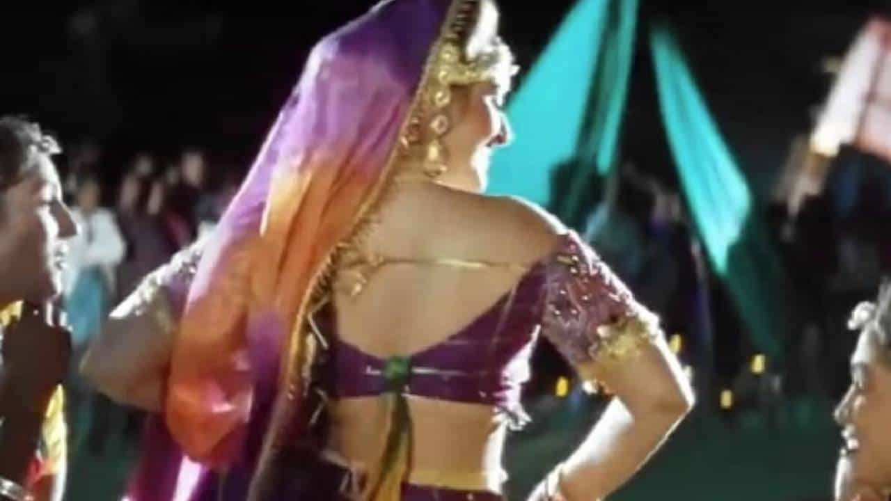 आपण अनेकदा बॉलिवूड चित्रपटांत इंटिमेट आणि रेप सीन पाहतो. हे सीन पडद्यावर साकारणे खूप कठीण असते. अनेकदा असे सीन शूट करण्यासाठी अनेक दिवस लागतात. तसेच कलाकारही त्यासाठी कधीकधी लवकर तयार होत नाहीत. आज आम्ही तुम्हाला अशा एका रेप सीनबद्दल सांगणार आहोत, जो शूट करत असताना व्हिलनचा स्वत: वरचा ताबा सुटला होता. तो पूर्णपणे विसरुन गेला होता की तो सीन शूट करत आहे. पण त्याचे हे वागणे अभिनेत्रीला चांगलेच खटकले होते. अशा वेळी अभिनेत्रीने अभिनेत्याच्या जोरदार कानशिलात लगावली. चला, जाणून घेऊया नेमकं काय घडलं होतं.