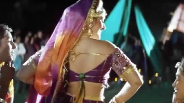 आपण अनेकदा बॉलिवूड चित्रपटांत इंटिमेट आणि रेप सीन पाहतो. हे सीन पडद्यावर साकारणे खूप कठीण असते. अनेकदा असे सीन शूट करण्यासाठी अनेक दिवस लागतात. तसेच कलाकारही त्यासाठी कधीकधी लवकर तयार होत नाहीत. आज आम्ही तुम्हाला अशा एका रेप सीनबद्दल सांगणार आहोत, जो शूट करत असताना व्हिलनचा स्वत: वरचा ताबा सुटला होता. तो पूर्णपणे विसरुन गेला होता की तो सीन शूट करत आहे. पण त्याचे हे वागणे अभिनेत्रीला चांगलेच खटकले होते. अशा वेळी अभिनेत्रीने अभिनेत्याच्या जोरदार कानशिलात लगावली. चला, जाणून घेऊया नेमकं काय घडलं होतं.