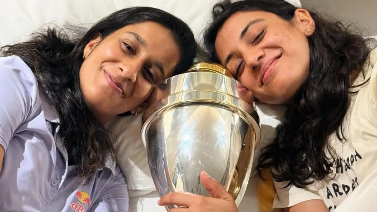 जेमीमाने स्मृती मंधानासोबतचा एक फोटो पोस्ट केला आहे. या फोटोत जेमीमा आणि स्मृती या दोघी  वर्ल्ड कप ट्रॉफीसोबत दिसत आहेत. (Photo Credit: Instagram/PTI)