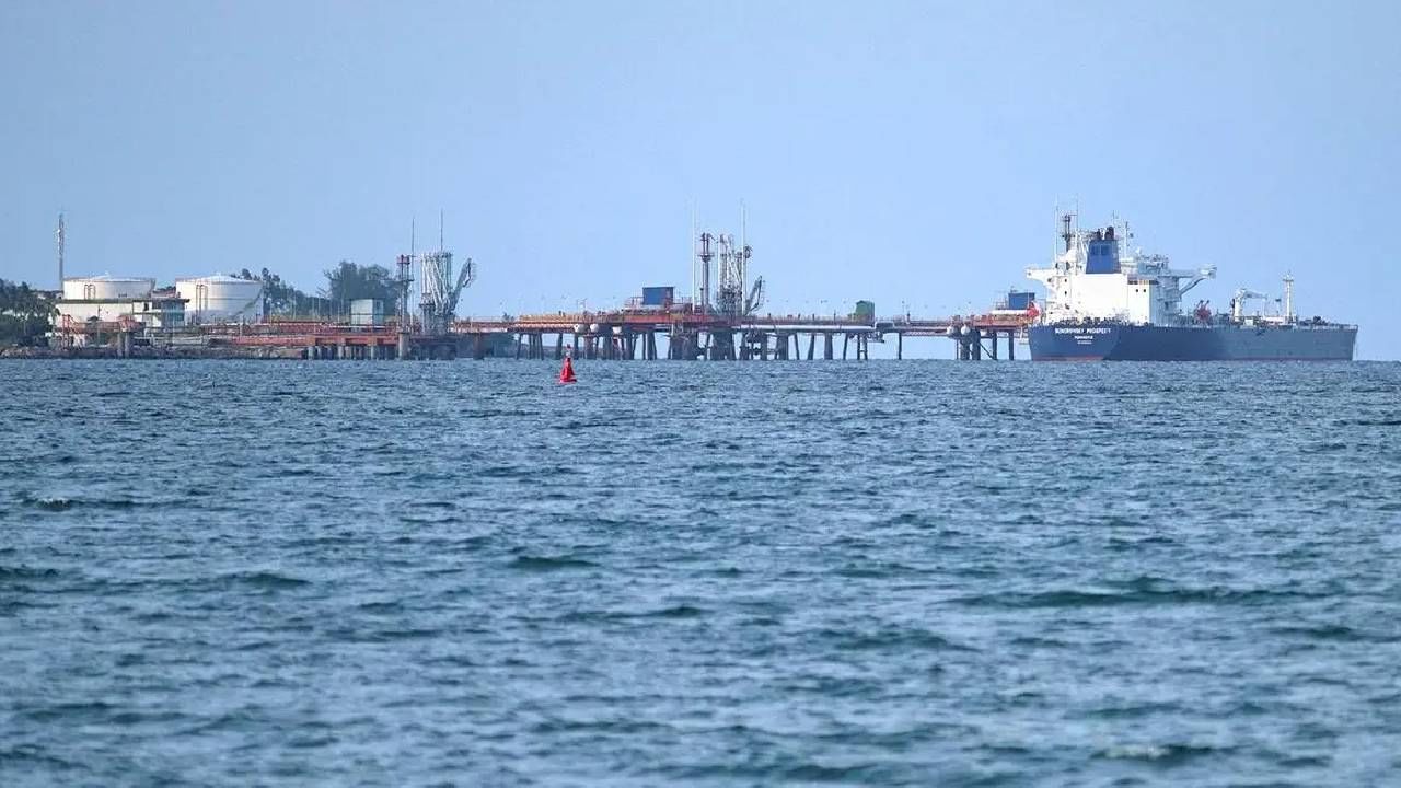 अमेरिका संकटात, भारत मदतीला धावून, थेट गुजरातच्या जामनगरहून जहाज रवाना, पुढील... अमेरिका संकटात, भारत मदतीला धावून, थेट गुजरातच्या जामनगरहून जहाज रवाना, पुढील...