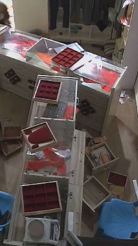 पंढरपूर तालुक्यातील तिसंगी गावात ज्वेलर्सचे दुकान फोडून चोरी.