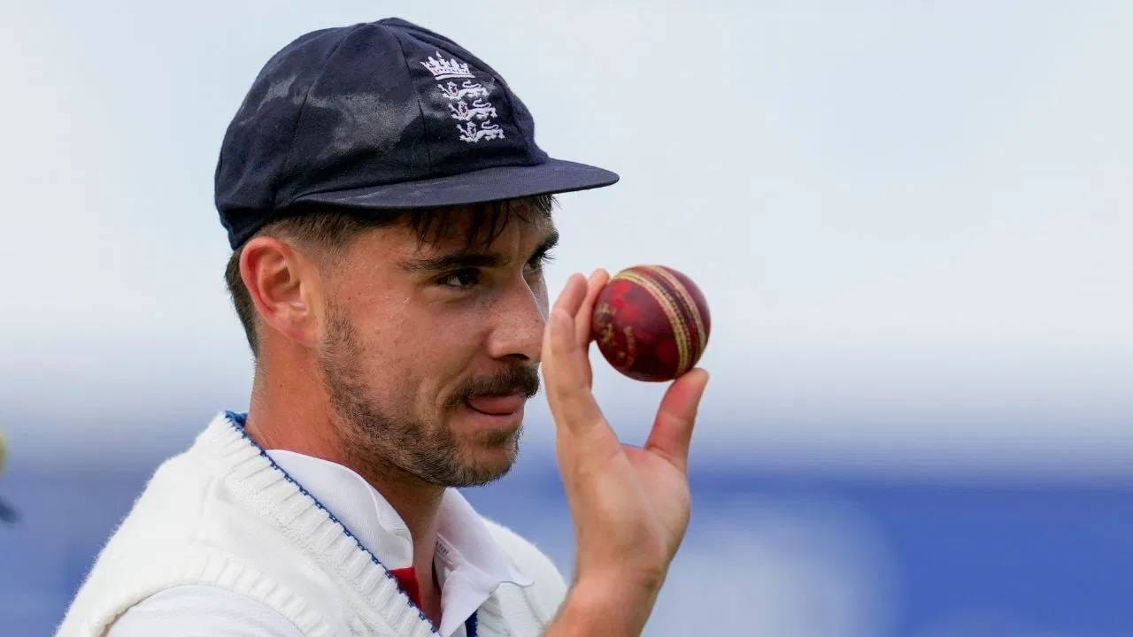 मार्क वूडच्या जागी वेगवान गोलंदाज जोश टंगला दुसऱ्या कसोटीत घेतलं आहे. वेगवान गोलंदाजी भारताविरुद्ध ऑगस्टमध्ये कसोटी खेळला होता. आता 4 डिसेंबरला डे नाईट कसोटीत ब्रिस्बेनमध्ये खेळणार आहे.  (Photo: PTI)