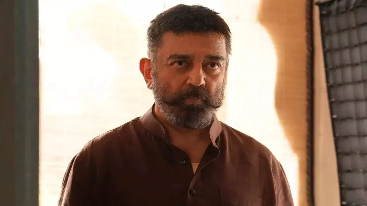 माहितीनुसार कमल हासन यांना लक्झरी गाड्यांचा शौक आहे. त्यांच्या कार कलेक्शनमध्ये लक्झरी गाड्या समाविष्ट आहेत ज्यात BMW 730LD आणि Lexus LX570 यासारख्या प्रीमियम लक्झरीयस कार्स आहेत. या गाड्यांची किंमत एक कोटी रुपयांपासून ते ३ कोटी रुपयांपर्यंत आहे.