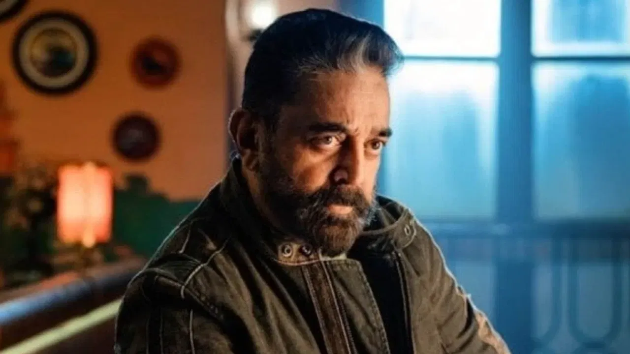 याशिवाय कमल हासन यांच्याकडे मुंबईमध्ये अनेक मालमत्ता आहेत, ज्यांची किंमत कोट्यवधींमध्ये आहे. तर लंडनमध्ये कमल हासन यांच्याकडे एक भव्य व्हिला आहे ज्याची किंमत २.५ कोटी रुपये आहे. ही त्यांची आंतरराष्ट्रीय संपत्ती आहे.