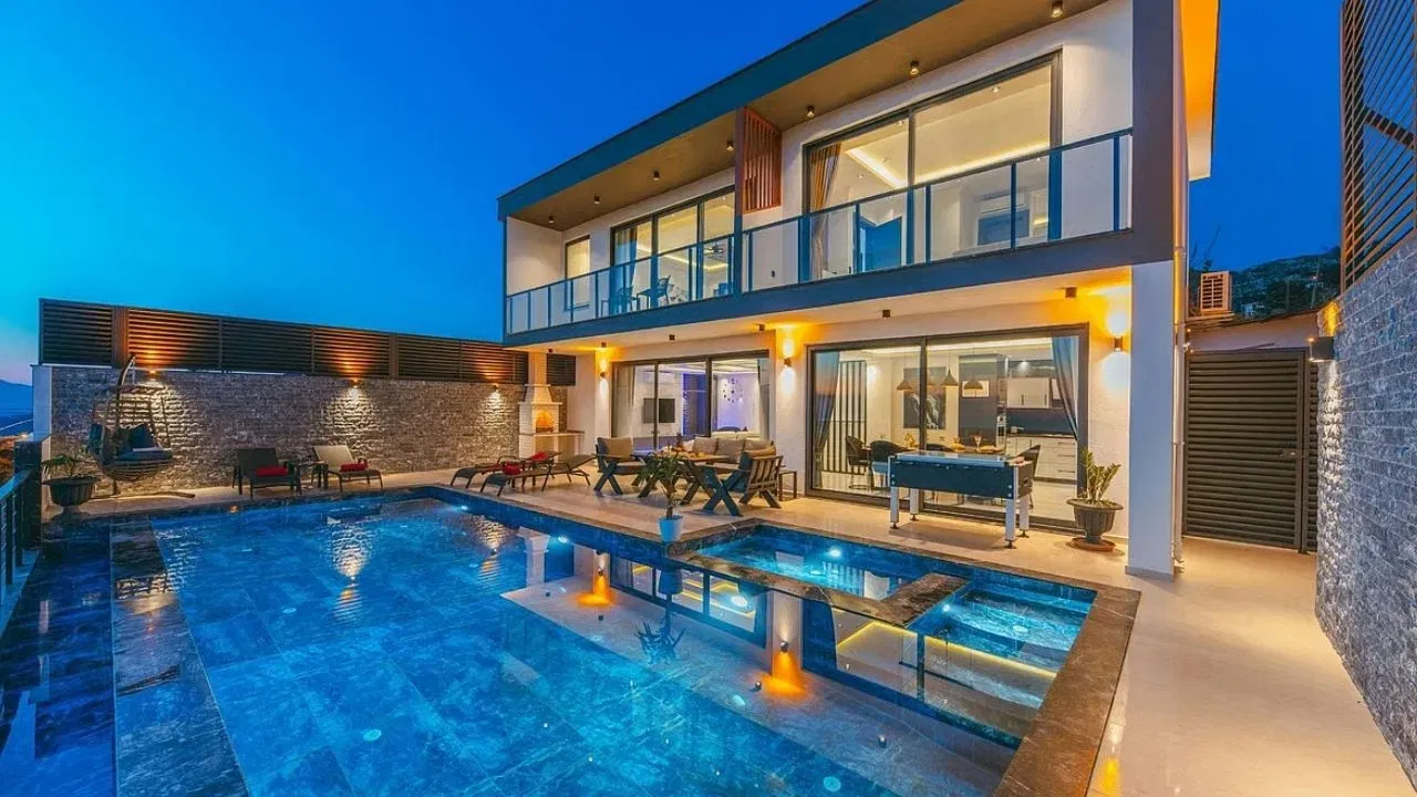 ट्रम्प ज्युनियर यांच्या या आलिशान निवासस्थानात 24 तास समर्पित सेवा, उत्तम सुविधा आणि 24 तास जेवण यासारख्या अनेक आलिशान सुविधा आहेत. ताजमहालपासून फक्त 600 मीटर अंतरावर असलेल्या या हॉटेलचे स्थान या जागेची खासियत आणखी वाढवते.