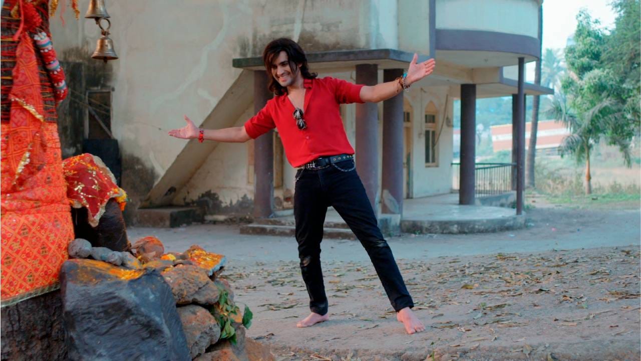 युग पूर्णपणे फिल्मी आहे. तो स्ट्रगलिंग ॲक्टर आहे. स्वत:च्याच जगात रमणारा. पैश्यासाठी तो प्रचंड लालसी आहे आणि ते मिळवण्य़ासाठी तो काहीही करु शकतो.