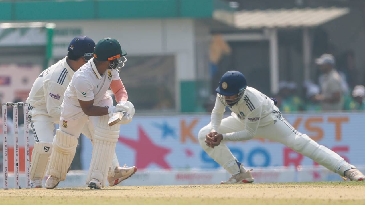 कर्णधार शुबमन गिलने संघाचं 16 वं षटक कुलदीप यादवच्या हाती सोपवलं. 16व्या षटकाच्या शेवटच्या चेंडूवर फिरकी गोलंदाज कुलदीप यादवने कर्णधार टेम्बा बावुमाला बाद केले. यासह कुलदीपने त्याच्या क्रिकेट कारकिर्दीत एक नवीन टप्पा गाठला. (Photo- BCCI Twitter)