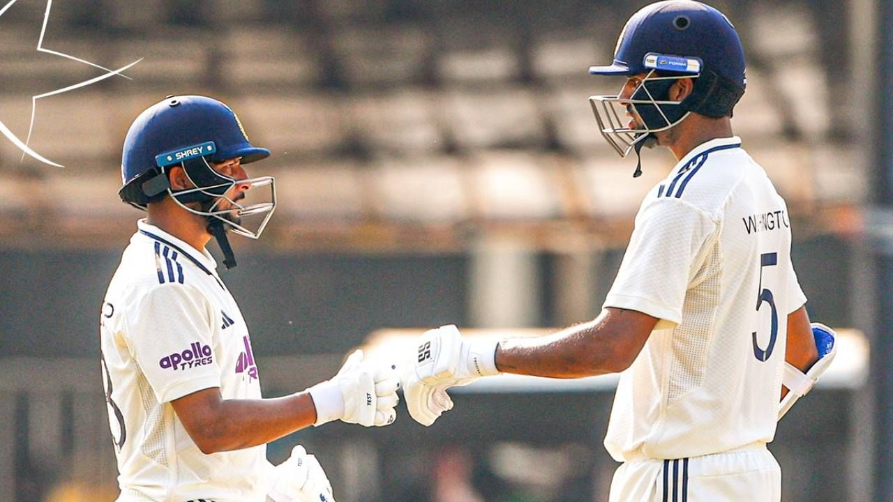 कुलदीप यादव आणि वॉशिंग्टन सुंदर यांनी आठव्या विकेटसाठी 72 धावांची भागीदारी केली. यात दोघांनी मिळून 208 चेंडूंचा सामना केला. वॉशिंग्टन सुंदरने यात 45 आणि कुलदीप यादवने 19 धावांचं योगदान दिलं.  या खेळीत कुलदीप यादवने एक विक्रम रचला.  (Photo- BCCI Twitter)