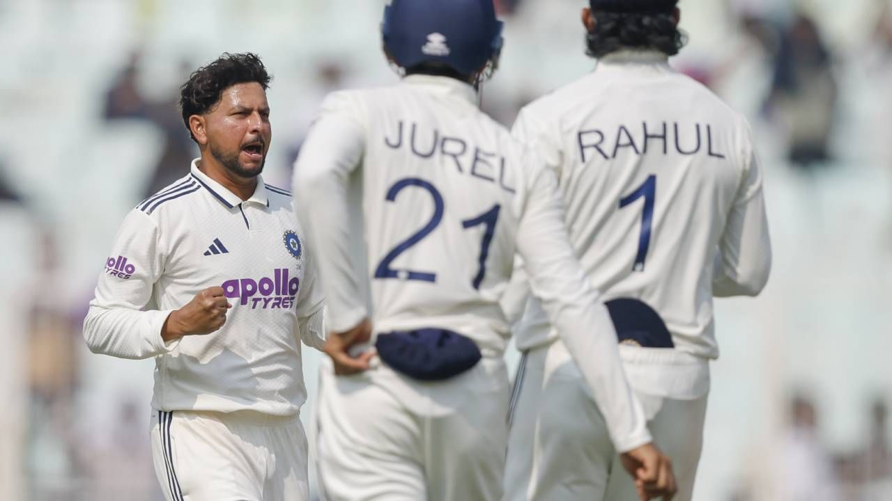 दक्षिण अफ्रिकेने नाणेफेक जिंकल्यानंतर प्रथम फलंदाजी घेतली. पण त्यांचा डाव फक्त 159 धावांवरा आटोपला. या डावात कुलदीप यादवने दक्षिण आफ्रिकेचा कर्णधार बावुमाची विकेट घेऊन आपल्या कारकिर्दीतील एक मोठा टप्पा गाठला. दक्षिण आफ्रिकेचा कर्णधार टेम्बा बावुमाला ध्रुव जुरेलच्या हाती झेल देत फक्त तीन धावांवर झेलबाद केले. (Photo- BCCI Twitter)