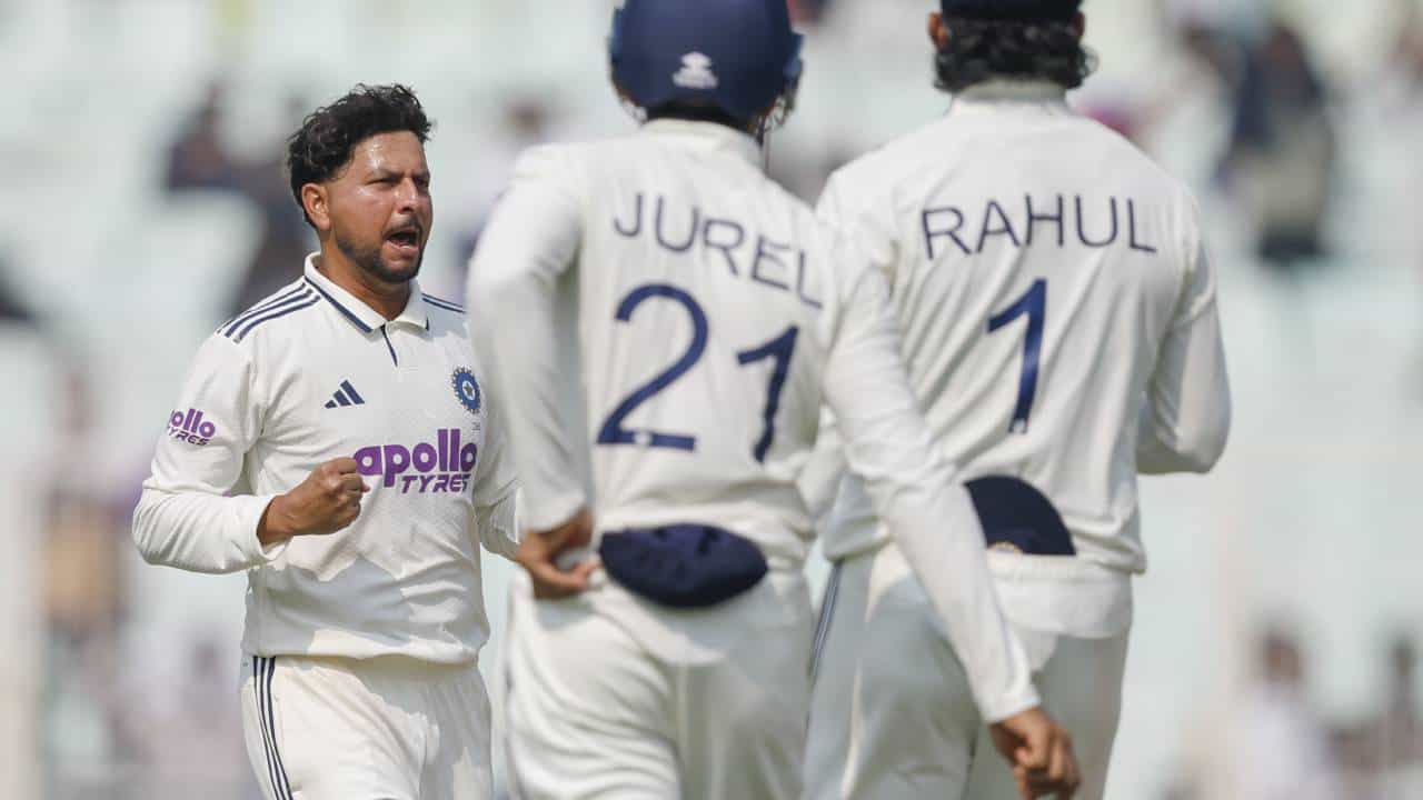 दक्षिण अफ्रिकेने नाणेफेक जिंकल्यानंतर प्रथम फलंदाजी घेतली. पण त्यांचा डाव फक्त 159 धावांवरा आटोपला. या डावात कुलदीप यादवने दक्षिण आफ्रिकेचा कर्णधार बावुमाची विकेट घेऊन आपल्या कारकिर्दीतील एक मोठा टप्पा गाठला. दक्षिण आफ्रिकेचा कर्णधार टेम्बा बावुमाला ध्रुव जुरेलच्या हाती झेल देत फक्त तीन धावांवर झेलबाद केले. (Photo- BCCI Twitter)