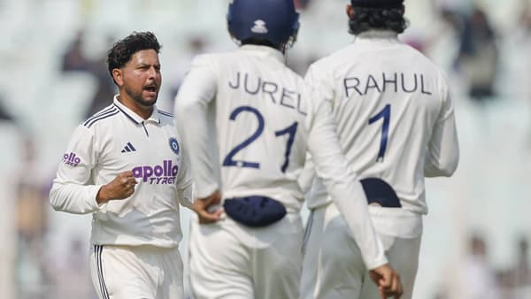 दक्षिण अफ्रिकेने नाणेफेक जिंकल्यानंतर प्रथम फलंदाजी घेतली. पण त्यांचा डाव फक्त 159 धावांवरा आटोपला. या डावात कुलदीप यादवने दक्षिण आफ्रिकेचा कर्णधार बावुमाची विकेट घेऊन आपल्या कारकिर्दीतील एक मोठा टप्पा गाठला. दक्षिण आफ्रिकेचा कर्णधार टेम्बा बावुमाला ध्रुव जुरेलच्या हाती झेल देत फक्त तीन धावांवर झेलबाद केले. (Photo- BCCI Twitter)