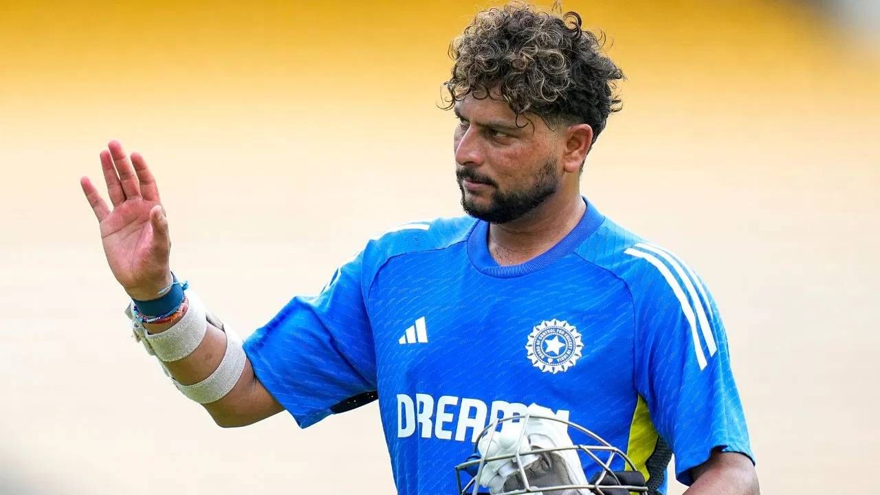 या सामन्यात कुलदीप यादव वगळता कोणत्याही भारतीय फलंदाजाने 100 चेंडूंचा सामना केला नाही. याचा अर्थ असा की गोलंदाज कुलदीप यादव क्रीजवर अडकल्यामुळे भारतीय संघाने लवकर ऑलआउट टाळले. (Photo: PTI)