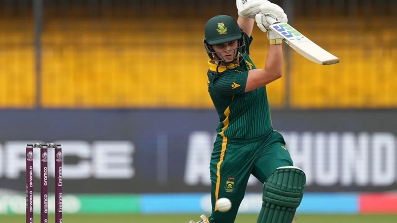 लॉराने वर्ल्ड कप स्पर्धेत 14 वेळा 50 पेक्षा अधिक धावा केल्या आहेत. हा एक वर्ल्ड रेकॉर्ड आहे. वूमन्स वर्ल्ड कप स्पर्धेच्या इतिहासात याआधी अशी कामगिरी कोणत्याह फलंदाजाला करता आली नव्हती. लॉराने मिताली राजचा रेकॉर्ड ब्रेक केला.  (Photo Credit : PTI)