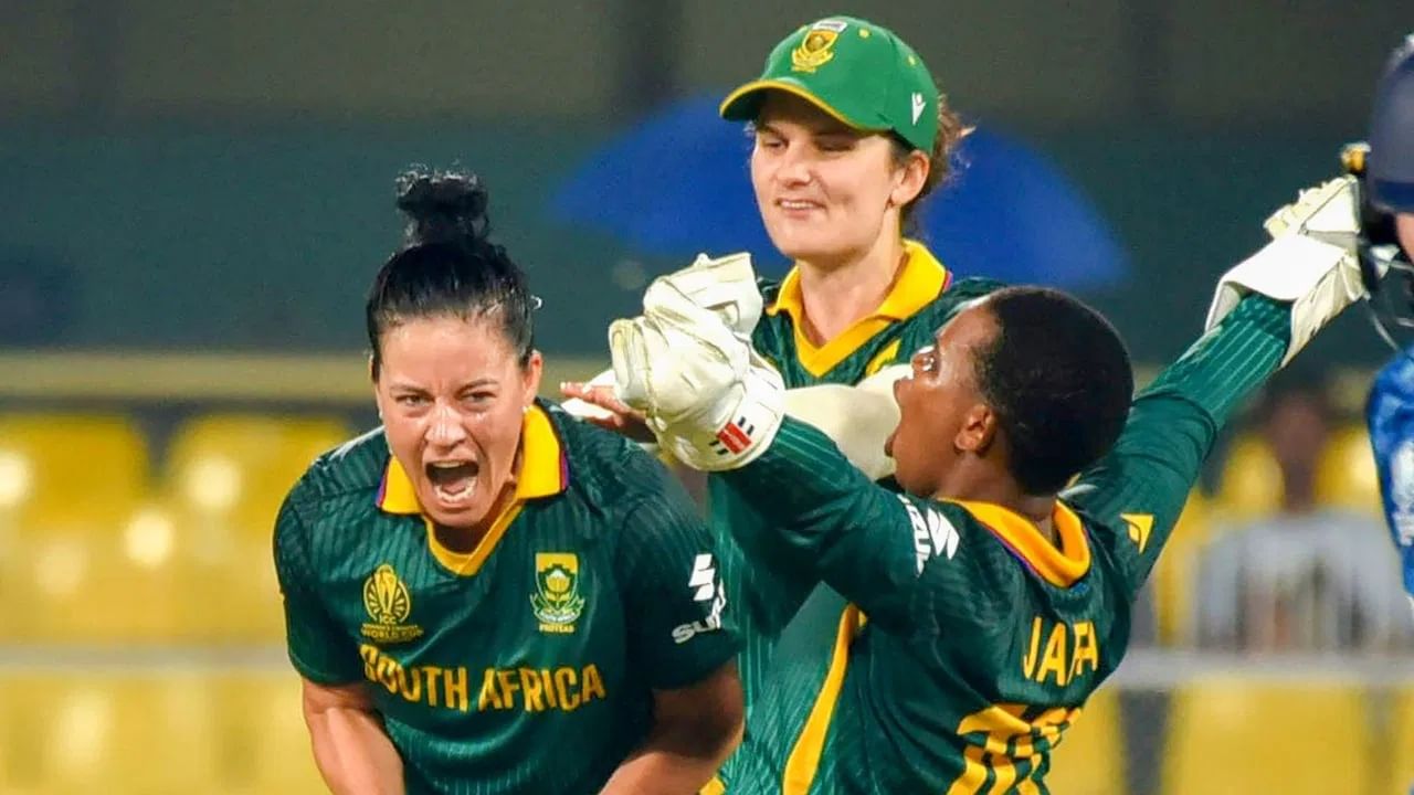 कापने सेमी फायनलमधील अवघ्या 20 धावांच्या मोबदल्यात या 5 विकेट्स मिळवल्या होत्या. काप यासह वर्ल्ड कप सेमी फायनलच्या इतिहासात अशी कामगिरी करणारी दुसरी यशस्वी गोलंदाज ठरली. तसेच काप वर्ल्ड कप स्पर्धेत सर्वाधिक 44 विकेट्स घेणारी पहिली गोलंदाज ठरली. कापने टीम इंडियाची माजी गोलंदाज झुलन गोस्वामी हीच्या 43 विकेट्सचा रेकॉर्ड मोडीत काढला. (Photo Credit: PTI)