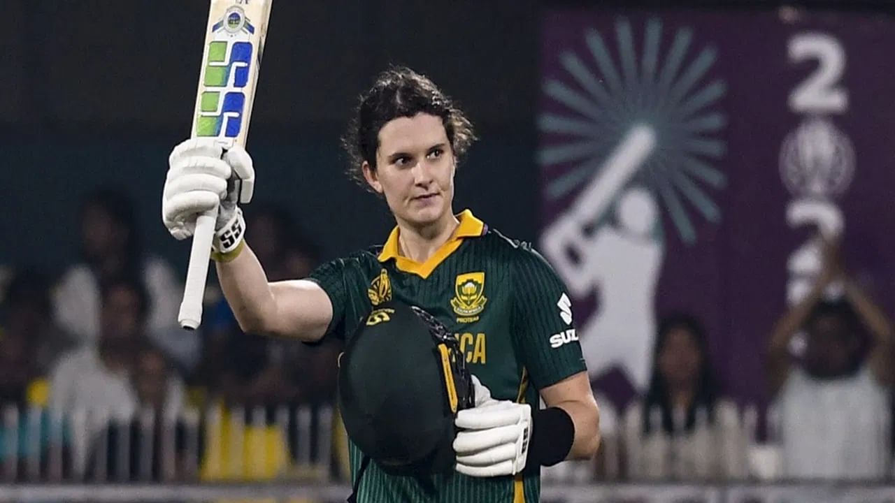 दक्षिण आफ्रिकेची कॅप्टन लॉरा वोल्वार्ड्ट हीने वनडे वुमन्स वर्ल्ड कप 2025 स्पर्धेतील अंतिम सामन्यात वर्ल्ड रेकॉर्ड ब्रेक केला आहे. लॉराने एका वर्ल्ड कप स्पर्धेत सर्वाधिक धावा करण्याचा विक्रम केला आहे. (Photo Credit : PTI)