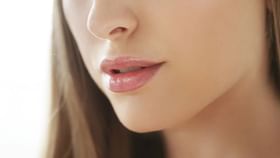 फक्त ओठांसाठीच नाही... सर्दी आणि खोकल्यासाठीही व्हॅसलीन आहे उपयुक्त