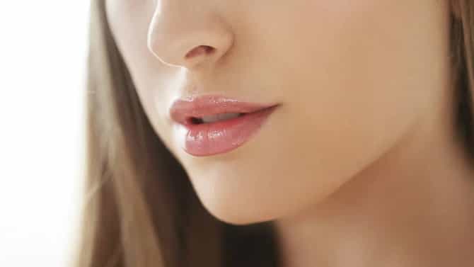 फक्त ओठांसाठीच नाही... सर्दी आणि खोकल्यासाठीही व्हॅसलीन आहे उपयुक्त, जाणून घ्या हे 5 सर्वोत्तम उपयोग