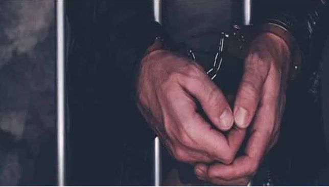 त्याने या मुलीला फेसबुकवर शोधले. स्वतला मी खूप सुंदर दिसतो, असे भासवत या मुलीला फसवले. हात कापलेला फोटो पाठवून मुलीला जाळ्यात ओढले आणि व्हिडीओ कॉलच्या माध्यमातून लग्न केले. त्यानंतर सुहागरात्र म्हणून ऑनलाईन व्हिडीओ कॉल करायला लावला आणि अल्पवयीन मुलीचे अश्लील व्हिडीओ तयार केले. पुढे याच व्हिडीओच्या मदतीने कुंदन राज याने या पीडित मुलीला फसवले.