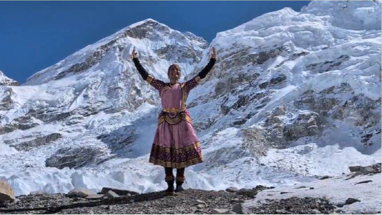 भारतीय शास्त्रीय नृत्य असणाऱ्या भरतनाट्यम या नृत्यकलेतून सादर करून एव्हरेस्टला मानवंदना दिली गेली. गुरु नृत्यचंद्रिका संयोगिता पाटील आणि त्यांच्यासोबत त्यांच्या शिष्या उपस्थित होत्या.