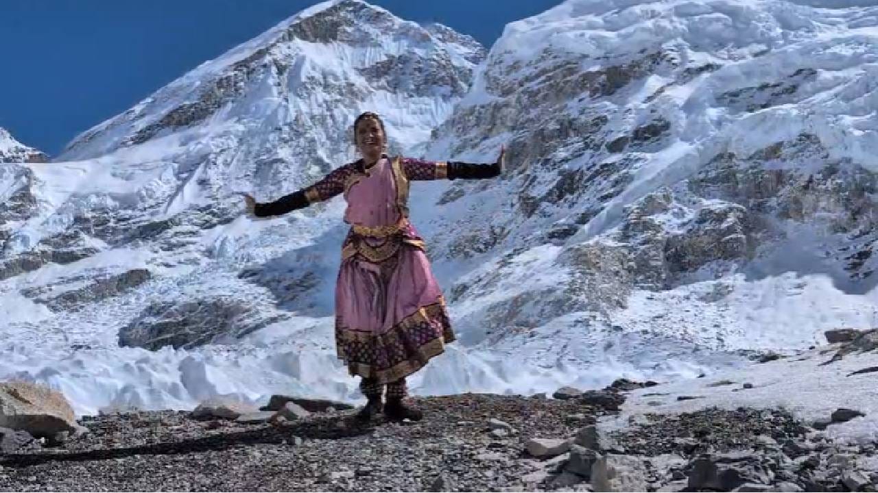 कोल्हापुरातील नृत्यचंद्रिका संयोगिता पाटील यांच्यासह तीन नृत्यांगनानी जगातील सर्वांत उंच शिखर माऊंट एव्हरेस्टच्या बेस कॅम्प वर भरतनाट्यम् नृत्य सादर करण्याचा नवीन उपक्रम केला आहे.