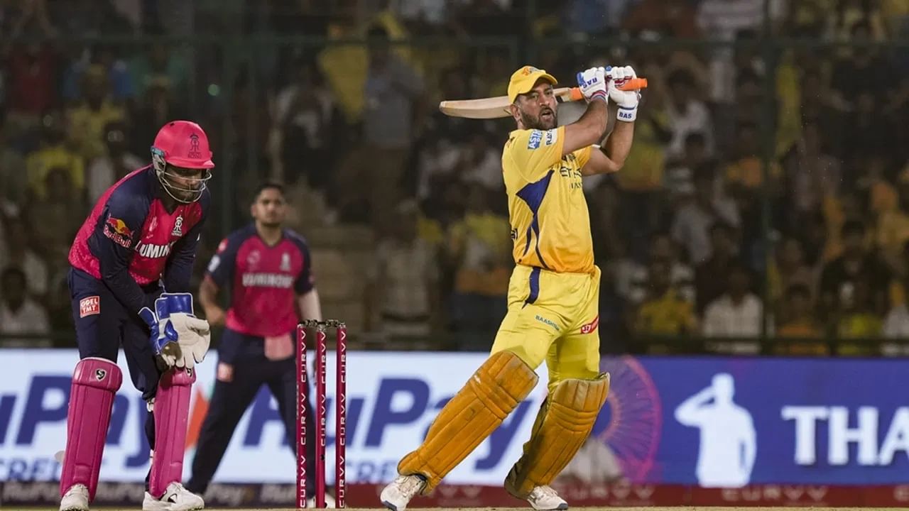 धोनीला आयपीएलच्या 18 व्या मोसमादरम्यान  अचानक नेतृत्व करावं लागलं होतं. नियमित कर्णधार ऋतुराज गायकवाड याला दुखापतीनंतर उर्वरित स्पर्धेतून बाहेर व्हावं लागलं. त्यानंतर धोनीने पुन्हा एकदा नेतृत्वाची धुरा स्वीकारली. (Photo Credit :PTI)