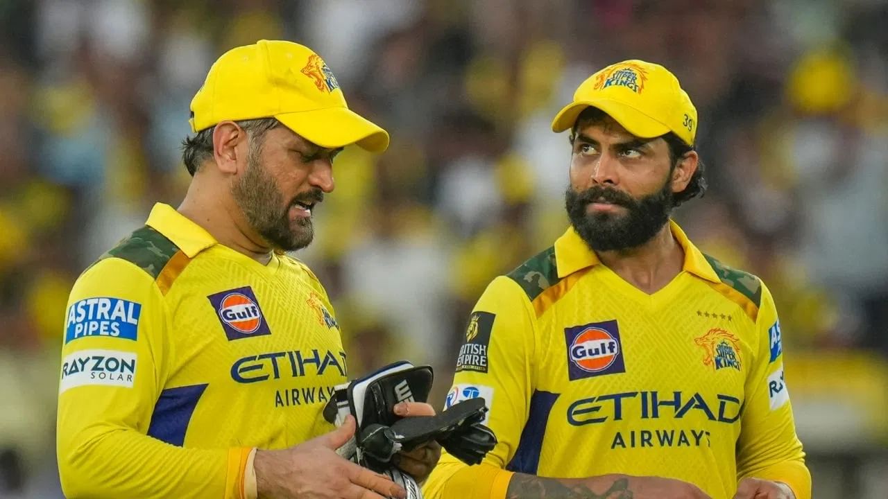 जडेजाने चेन्नईकडून खेळताना 12 हंगामात 100 कोटींपेक्षा अधिक कमाई केली आहे. जडेजाने 12 हंगामांमध्ये 123.4 कोटी रुपये कमावले आहेत. जडेजा सीएसकेकडून  दिग्गज महेंद्रसिंह धोनी याच्यानंतर सर्वाधिक कमाई करणारा दुसरा खेळाडू आहे. धोनीने सीएसकेकडून  192.8 कोटींची कमाई केली आहे. (Photo Credit: PTI)