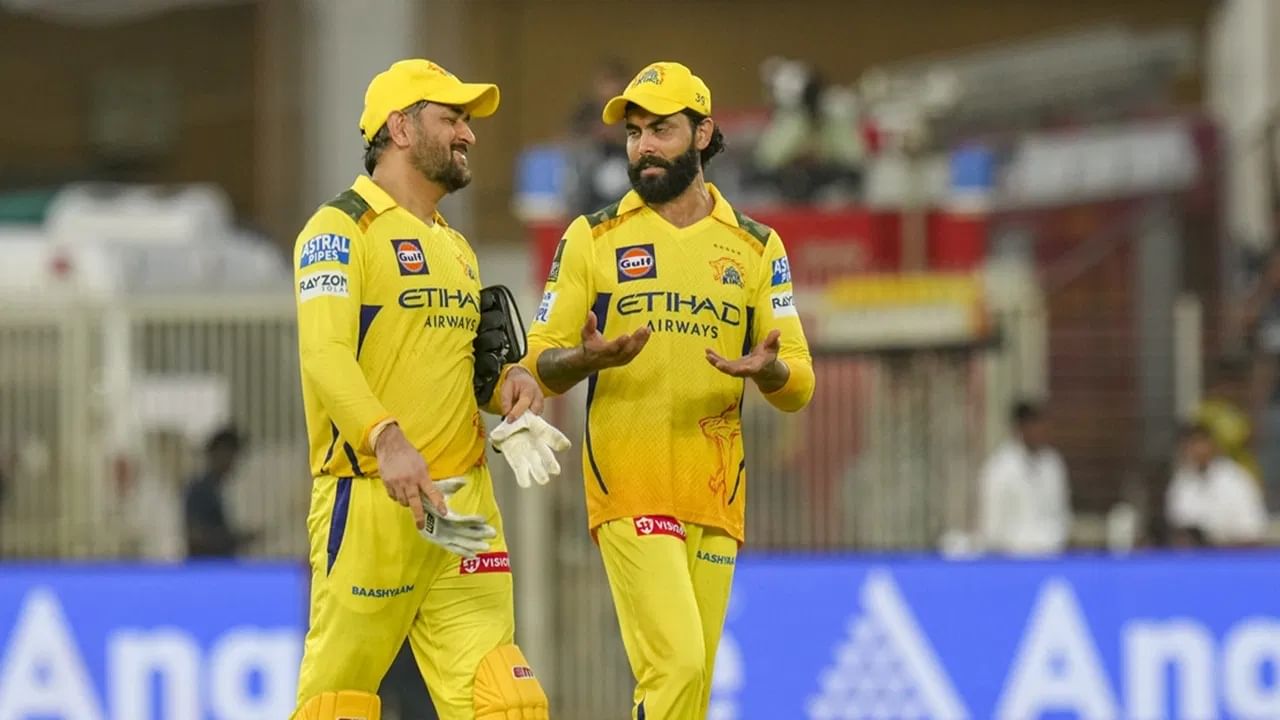 आयपीएलच्या 19 व्या मोसमाला (IPL 2026) फार वेळ आहे.  मात्र त्याआधी मिनी ऑक्शनकडे क्रिकेट चाहत्यांचं लक्ष लागून आहे. त्याआधी नेहमीचाच आणि महत्त्वाचा प्रश्न म्हणजे चेन्नई सुपर किंग्सचा कॅप्टन आणि बॅट्समन महेंद्रसिंह धोनी यंदा खेळणार की नाही? याबाबत सीएसकेचे सीईओ यांनी उत्तर दिलं आहे. (Photo Credit :PTI)