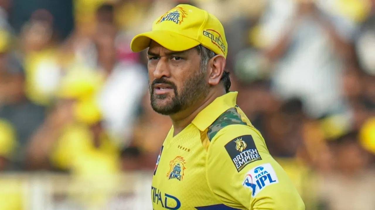 महेंद्रसिंह धोनीचं नाव या यादीत चौथ्या क्रमांकावर येते. चेन्नई सुपर किंग्सला पाचवेळा जेतेपद मिळवून दिलं आहे. 2008 पासून फ्रेंचायझीसोबत आहे. पण कधीच फ्रेंचायझीने त्याला रिलीज केलं नाही. दरम्यान, दोन वर्षे फ्रेंचायझीवर बॅन लागला होता तेव्हा रायझिंग पुणे सुपर जायंट्सकडून खेळला होता. (फोटो- PTI)