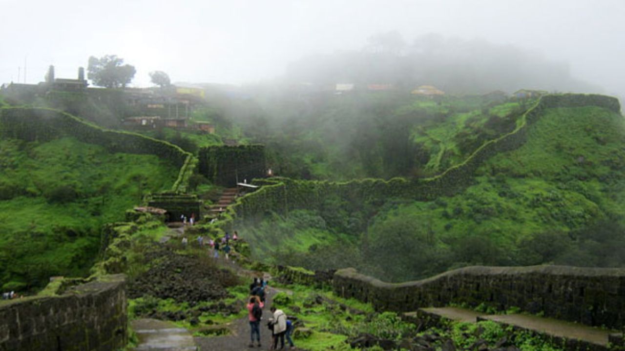 पाचगणी : पाचगणी हे ठिकाण महाबळेश्वरच्या जवळच आहे. येथील निसर्ग आणि दऱ्यांचे दृश्य खूप सुंदर आहे. येथे तुम्ही टेबल लँड, सिडनी पॉइंट, पारसी पॉइंट या ठिकाणांना भेट देऊ शकता. 