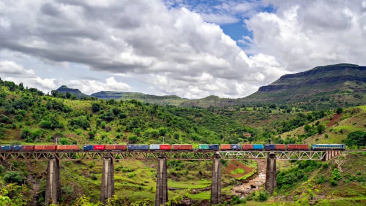 इगतपुरी : इगतपुरी हे नाशिकजवळचे एक शांत आणि कमी गजबजलेले ठिकाण आहे. येते ट्रेकिंगसाठी लोक येतात. येथील भातसा व्हॅली, कळसूबाई शिखर (जवळच), विपश्यना केंद्र आहे. तु्म्ही या ठिकाणांना भेट देऊन गुलाबी थंडीचा आनंद घेऊ शकता. 