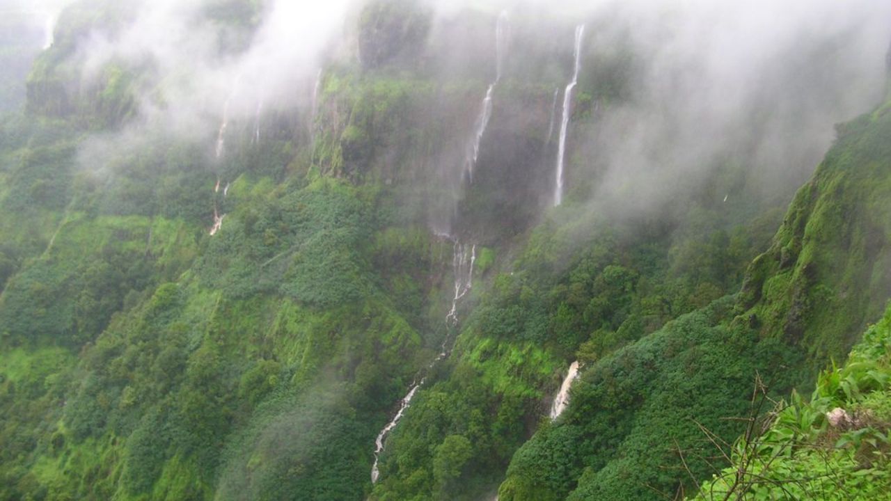 आंबोली (सिंधुदुर्ग): आंबोली हे कोकणातील थंड आणि शांत ठिकाण आहे. येथील निसर्ग खूप सुंदर आहे. येथे तुम्ही आंबोली घाट, हिरण्यकेशी मंदिर, सनसेट पॉइंटला भेट देऊ शकता. 