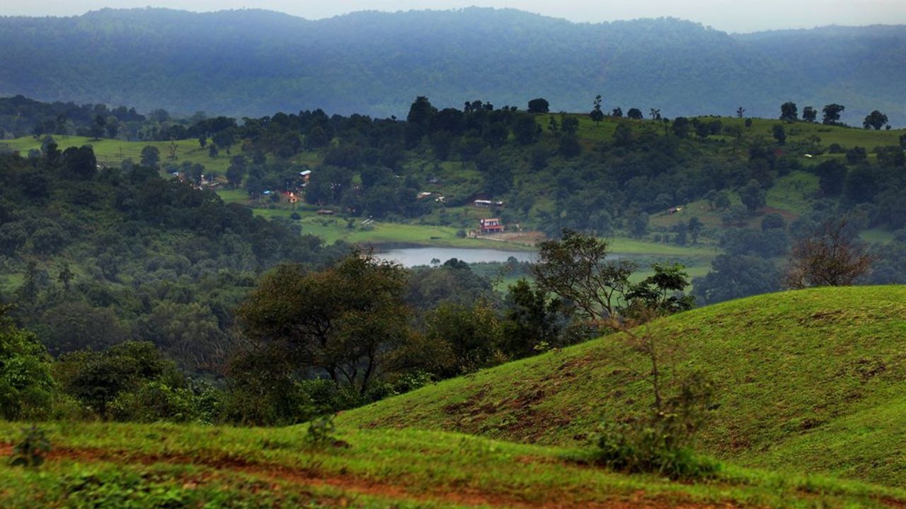 चिखलदरा (अमरावती) : चिखलदरा हे विदर्भातील एकमेव थंड हवेचे ठिकाण आहे. येथे कॉफीची शेती केली जाते. येथे गेल्यावर तुगाविलगड किल्ला आणि मेळघाट व्याघ्र प्रकल्पाला भेट देता येईल. 