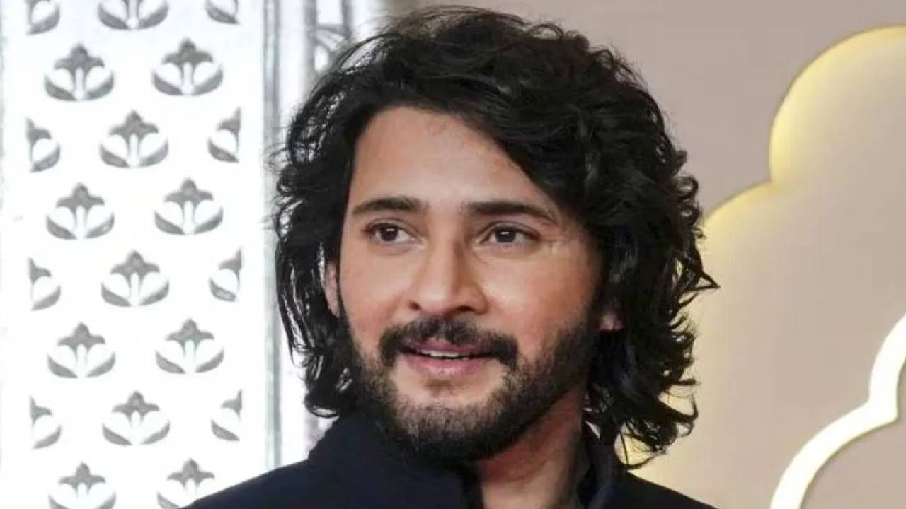 साऊथ सुपरस्टार महेश बाबू फिल्मी दुनियेतील मोठं नाव आहे. त्याने अनेक चित्रपटात अभिनय केलाय. अनेक ब्लॉकबस्टर चित्रपट दिलेत. आता त्याचे फॅन्स आगामी चित्रपटाची आतुरतेने वाट पाहत आहेत. 