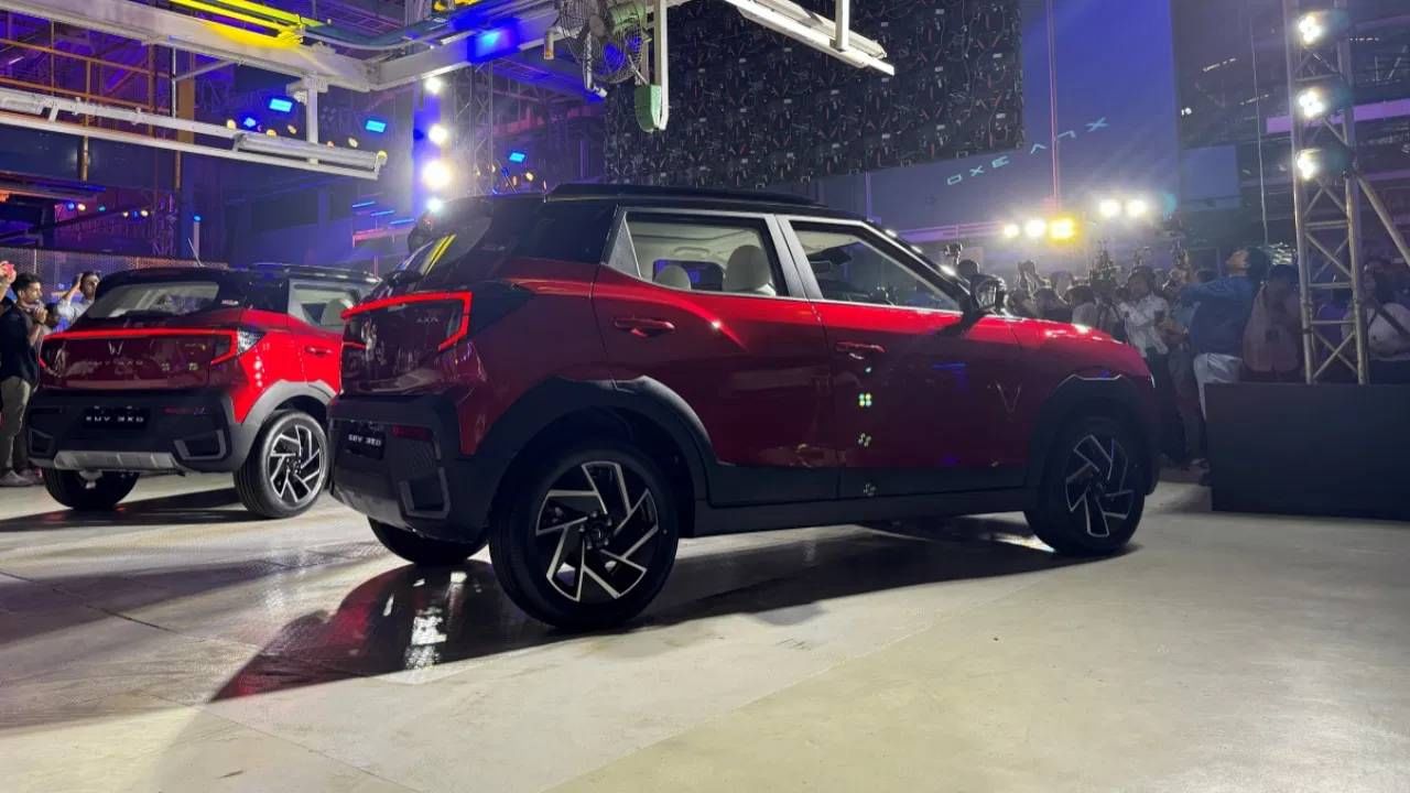 Mahindra XUV 3XO Price : महिंद्राची ही सर्वात कॉम्पॅक्ट एसयूवी AX5L आणि AX7L वेरिएंटमध्ये तुम्हाला लेवल 2 ADAS फीचर्स मिळतील. या वेरिएंट्सची किंमत 12.17 लाख (एक्स शोरूम) ते 14.40 लाखापर्यंत (एक्स शोरूम) आहे. (फोटो-महिंद्रा)