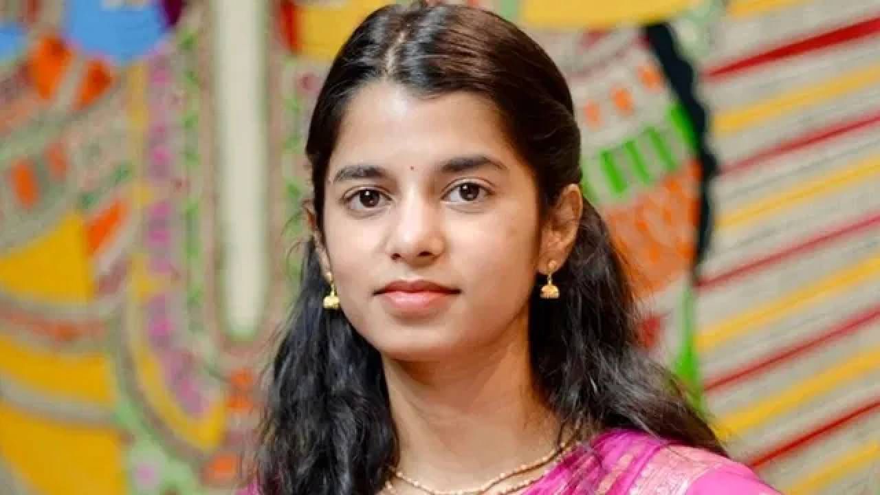 Maithili Thakur Election Result : ब्लू प्रिंटचा प्रश्न पण तिला वाटलं ब्लू...उत्तरामुळे व्हायरल झालेली मैथिली ठाकूर आघाडीवर की पिछाडीवर?