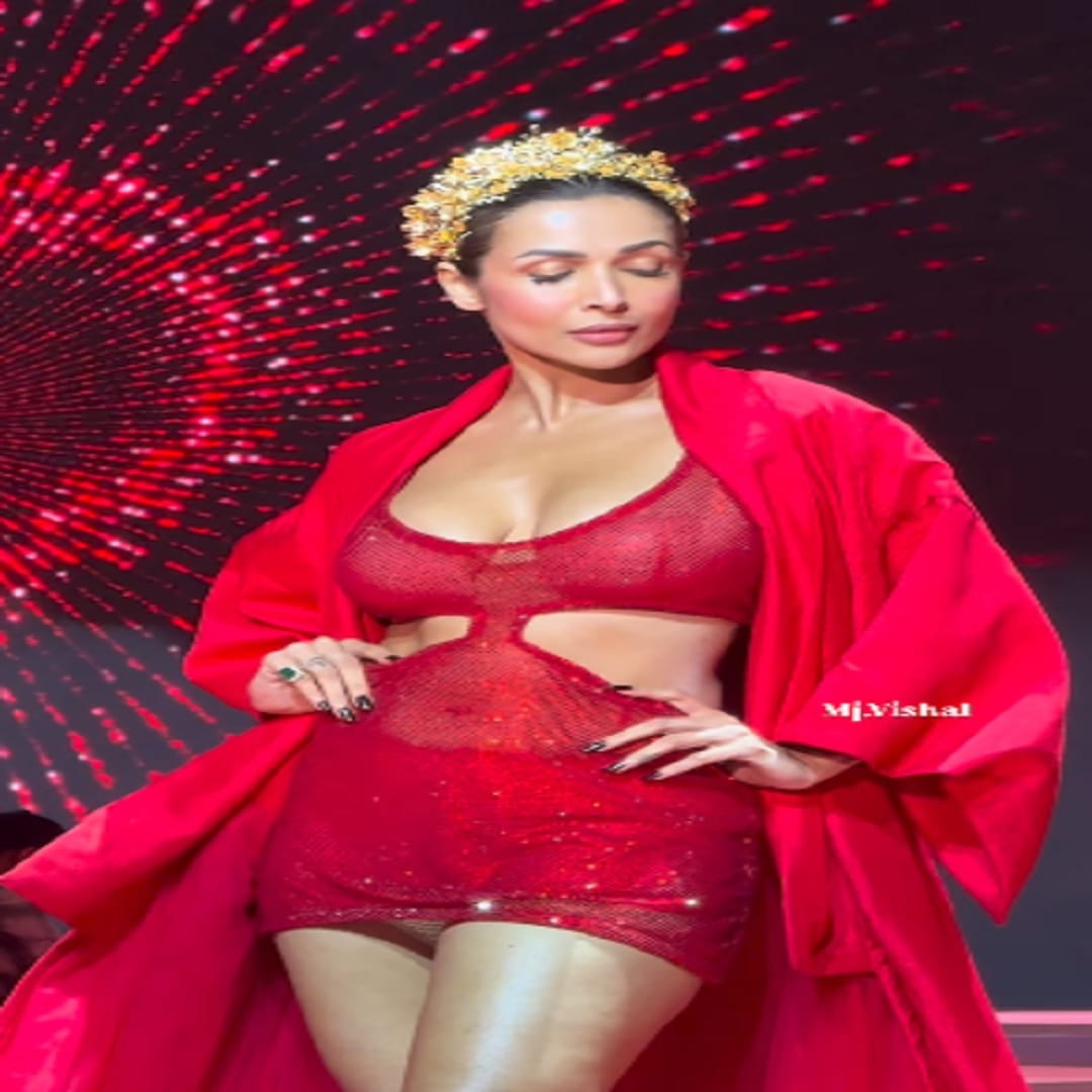 मलायका अरोराने रॅम्पवर तिचा फॅशन सेन्स दाखवला. तिने लाल रंगाचा आउटफिट घातला होता. त्यावर तिने त्याच रंगाचे श्रग घातले होते. हाय हिल्सही घातले होते. मलायकाच्या ड्रेसमध्ये साईड-कट होता, तसेच तिने डोक्यावर ज्यामध्ये तिने गोल्डन शिमरी असा फुलां टियारा घातला आहे. ज्यामुळे तिचा लूक उठून दिसत आहे आणि पूर्ण होतोय.      