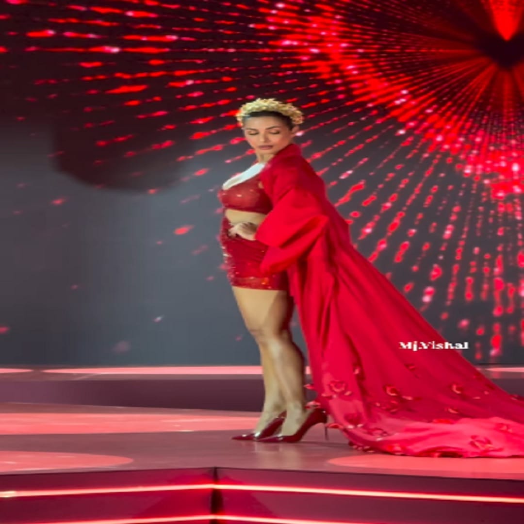 मुंबईत दररोज विविध कार्यक्रमांचे आयोजन केले जाते. 29 नोव्हेंबर 2025 रोजी रात्री एक मोठा फॅशन इव्हेंट आयोजित करण्यात आला होता. जिथे अनेक बॉलिवूड स्टार्सनी रॅम्प वॉक केला.  सनी लिओनी पासून ते मलायका अरोरापर्यंत अनेक अभिनेत्रींनी रॅम्पवर आपली ग्लॅमरस झलक दाखवली. त्यात जर सर्वात जास्त लक्ष वेधून घेतलं असेल तर ती मलायका अरोरा होती. मलायकाचा लूक अन् तिची स्टाईल ही अतिशय वेगळी आणि हटके होती.