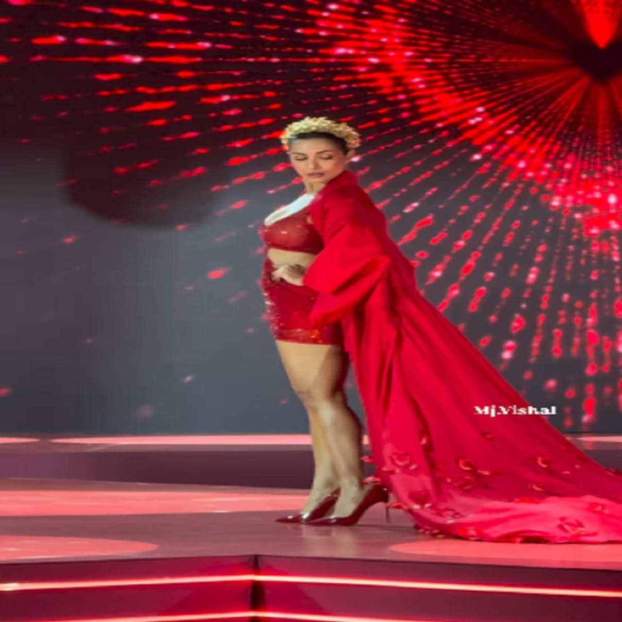 मुंबईत दररोज विविध कार्यक्रमांचे आयोजन केले जाते. 29 नोव्हेंबर 2025 रोजी रात्री एक मोठा फॅशन इव्हेंट आयोजित करण्यात आला होता. जिथे अनेक बॉलिवूड स्टार्सनी रॅम्प वॉक केला. सनी लिओनी पासून ते मलायका अरोरापर्यंत अनेक अभिनेत्रींनी रॅम्पवर आपली ग्लॅमरस झलक दाखवली. त्यात जर सर्वात जास्त लक्ष वेधून घेतलं असेल तर ती मलायका अरोरा होती. मलायकाचा लूक अन् तिची स्टाईल ही अतिशय वेगळी आणि हटके होती.