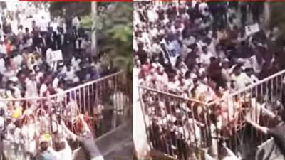 Malegaon Protest: अत्याचारप्रकरणात मालेगावात जनआक्रोश;आंदोलकांच्या असंतोषाचा भडका, कोर्टात शिरण्याचा प्रयत्न, पोलिसांकडून लाठीमार