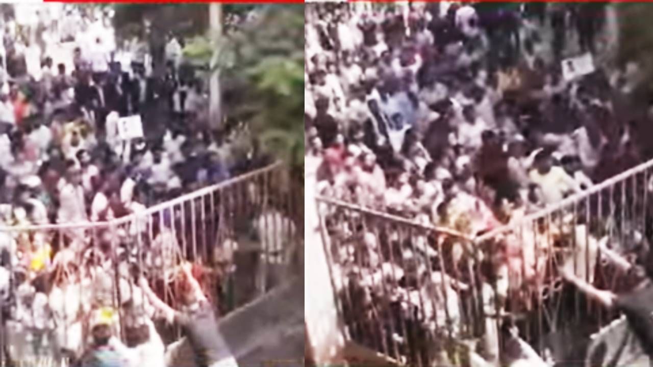 Malegaon Protest: अत्याचारप्रकरणात मालेगावात जनआक्रोश;आंदोलकांच्या असंतोषाचा भडका, कोर्टात शिरण्याचा प्रयत्न, पोलिसांकडून लाठीमार Malegaon Protest: अत्याचारप्रकरणात मालेगावात जनआक्रोश;आंदोलकांच्या असंतोषाचा भडका, कोर्टात शिरण्याचा प्रयत्न, पोलिसांकडून लाठीमार