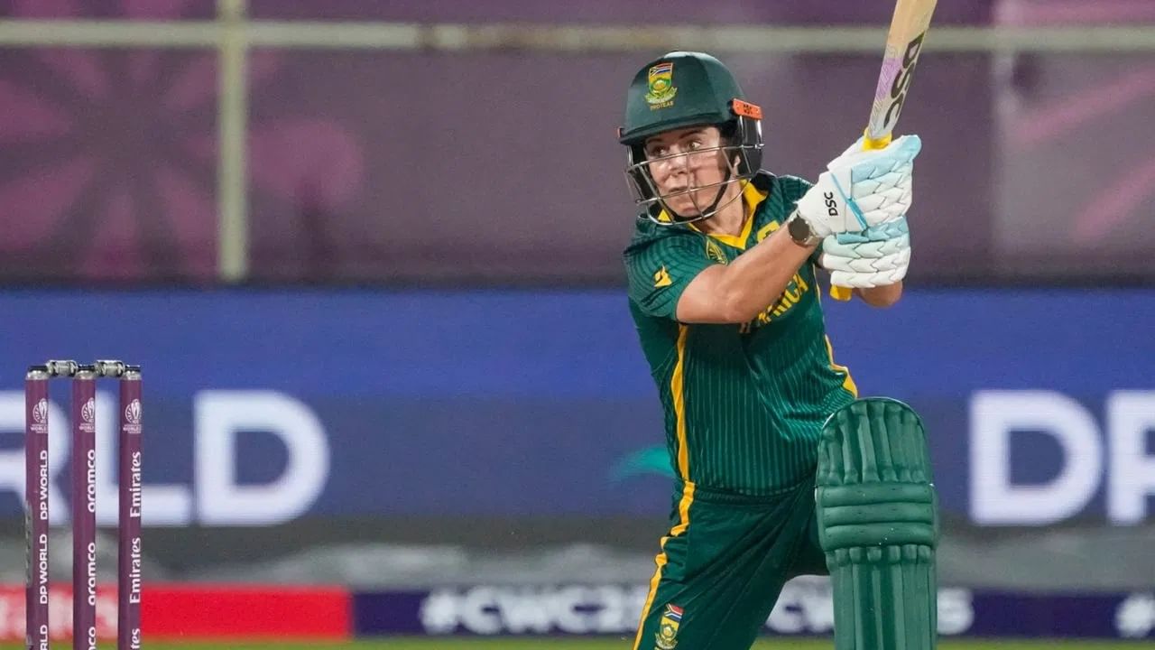 दक्षिण आफ्रिकेची ही अनुभवी ऑलराउंडर सातत्याने चमकदार कामगिरी करत आहे. कापने या स्पर्धेतील 7 सामन्यांमध्ये 2 अर्धशतकांसह 204 धावा केल्या आहेत. तसेच कापने 8 डावांत 12 विकेट्स मिळवल्या आहेत. (Photo Credit: PTI)