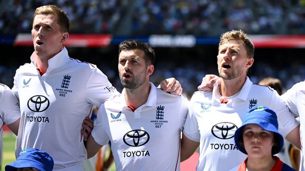 बेन स्टोक्सच्या नेतृत्वात इंग्लंडचा संघ ऑस्ट्रेलिया दौऱ्यावर आहे. एशेज मालिकेची सुरुवात पराभवाने झाली. त्यामुळे पाच सामन्यांच्या कसोटी मालिकेत कमबॅकचं आव्हान आहे. असं असताना इंग्लंडला दुसऱ्या सामन्यापूर्वी धक्का बसला आहे. कारण इंग्लंडचा वेगवान गोलंदाज मार्क वूड दुसऱ्या कसोटीत खेळणार नाही. (Photo: Getty Images)
