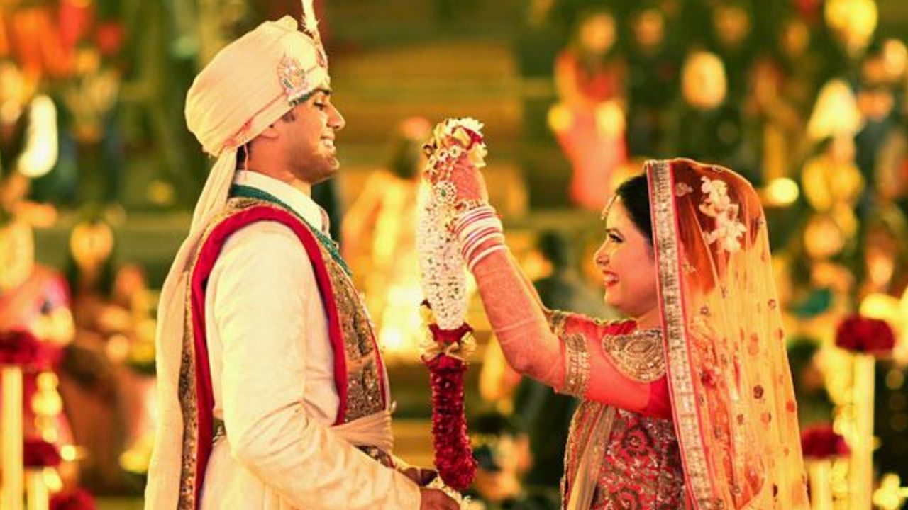 Wedding Rituals: लग्नात नवरीच आधी नवरदेवाला हार का घालते? वाचा परंपरा आणि महत्त्व