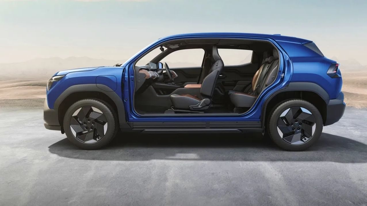 Maruti Suzuki e Vitara: मारुती सुझुकीची पहिली इलेक्ट्रीक कार डिसेंबरमध्ये लाँच होऊ शकते. या एसयुव्हीला 49kWh आणि 61kWh असे दोन बॅटरीच्या पर्यायात उतरवले जाणार आहे.  17 ते 22.5 लाख रुपयांच्या किंमतीत या एसयुव्हीला उतरवले जाऊ शकते. ही कार सिंगल चार्जमध्ये  500 किलोमीटरपर्यंत रेंज देऊ शकते. (फोटो- मारुती सुझुकी)