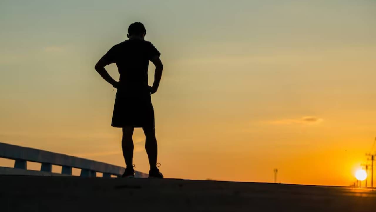 कॅन्सर तज्ज्ञांनी पुरुषांना इशारा दिला आहे की त्यांनी आपल्या शरीरातील छोटे-छोटे बदल दुर्लक्षित करू नयेत. कारण हे बदल कधीकधी एखाद्या गंभीर आजाराची सुरुवात असू शकतात. यूकेतील रेडिएशन ऑन्कोलॉजिस्ट डॉ. जीरी कुब्स यांनी सांगितले की पुरुष अनेकदा लक्षणांना हलक्यात घेतात, ज्यामुळे कॅन्सरसारखा आजार उशिरा समजतो.  