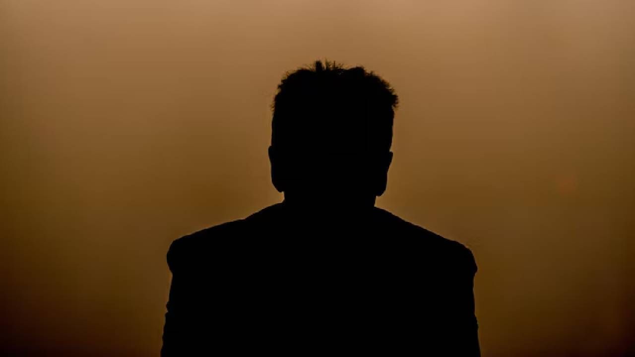 सामान्यतः वय वाढल्यावर शरीरातील वेदना किंवा थकवा सामान्य समजला जातो, पण काही लक्षणे अशी असतात ज्याकडे ताबडतोब लक्ष देणे गरजेचे आहे. डॉ. कुब्स यांनी सांगितले की पाठदुखी, सतत थकवा, वजन कमी होणे आणि घशातील वेदना अशी साधी वाटणारी लक्षणेही कॅन्सरची सुरुवातीची चिन्हे असू शकतात.  