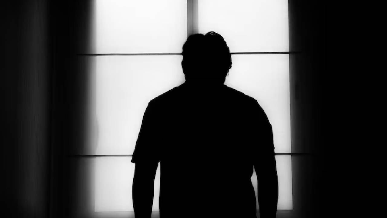 थकवा किंवा अशक्तपणा हेही एक गंभीर संकेत असू शकते. डॉ. कुब्स यांच्या मते, पुरेशी झोप आणि विश्रांती घेतल्यानंतरही सतत थकवा जाणवत असेल, तर हे शरीरातील कॅन्सर पेशींच्या क्रियेचा परिणाम असू शकतो. कॅन्सर पेशी शरीराची ऊर्जा आणि पोषक तत्त्वे स्वतःला वाढवण्यासाठी वापरतात.  