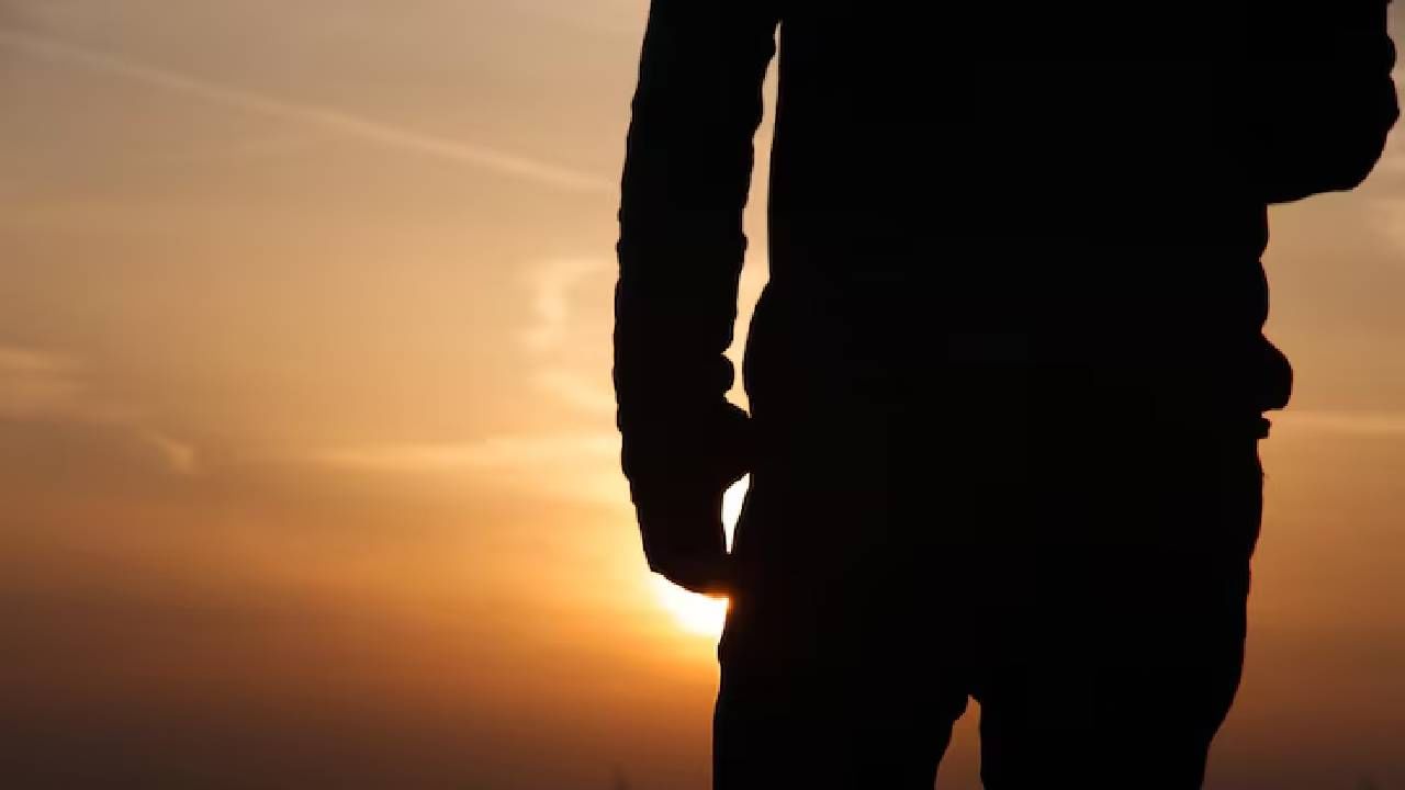 घशातील वेदना जर तीन आठवड्यांपेक्षा जास्त काळ राहिली, तर ती सामान्य सर्दी-खोकला समजून दुर्लक्षित करू नये. डॉक्टरांच्या मते, वेदनेसोबत आवाज भारी होणे, गिळण्यात त्रास होणे किंवा कानात वेदना जाणवणे, तर हे घशाच्या कॅन्सरचे संकेत असू शकते.  