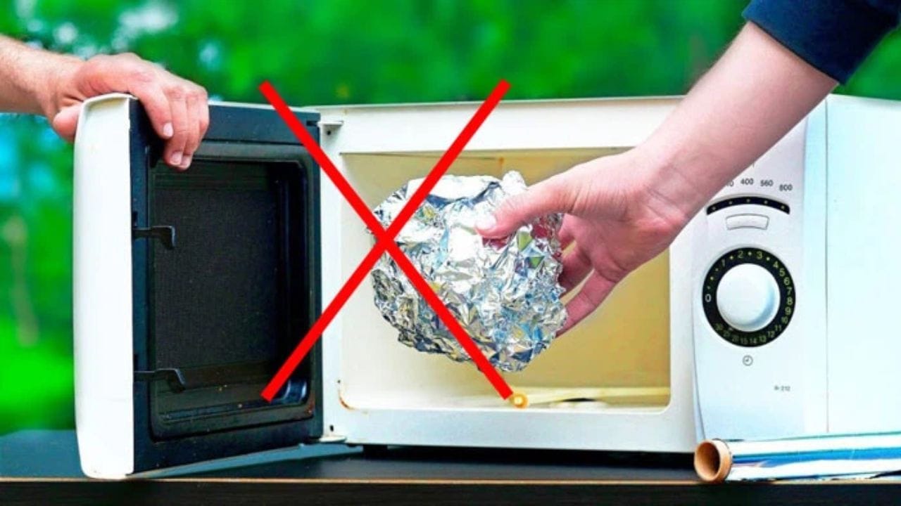 स्टील, अॅल्युमिनियम, लोखंड किंवा कोणत्याही प्रकारच्या धातूमुळे मायक्रोवेव्हमध्ये ठिणग्या (Sparks) निर्माण होऊ शकतात. तसेच फॉइल पेपर मायक्रोवेव्ह किरणांना परावर्तित करतो, ज्यामुळे ठिणग्या वाढतात आणि उपकरणाचा स्फोट होण्याचा धोका असतो.